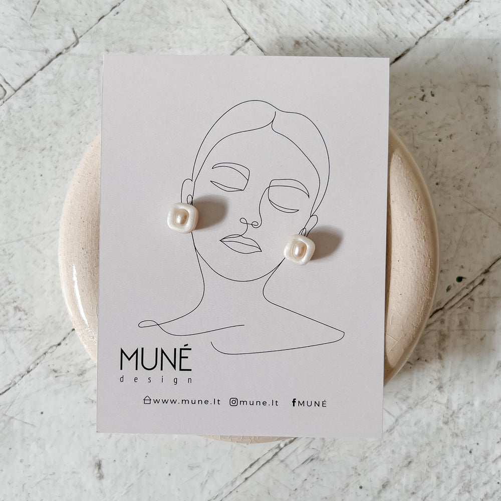 Hand shaped stud earrings | Perla light