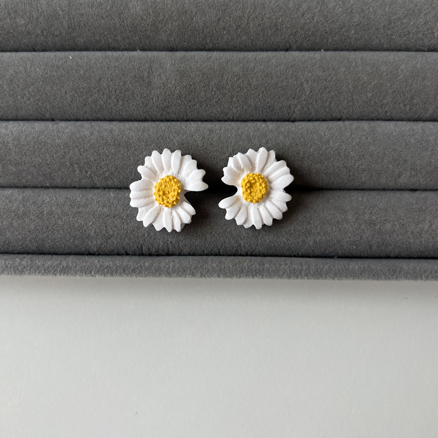 Stud earrings | Daisies_midi