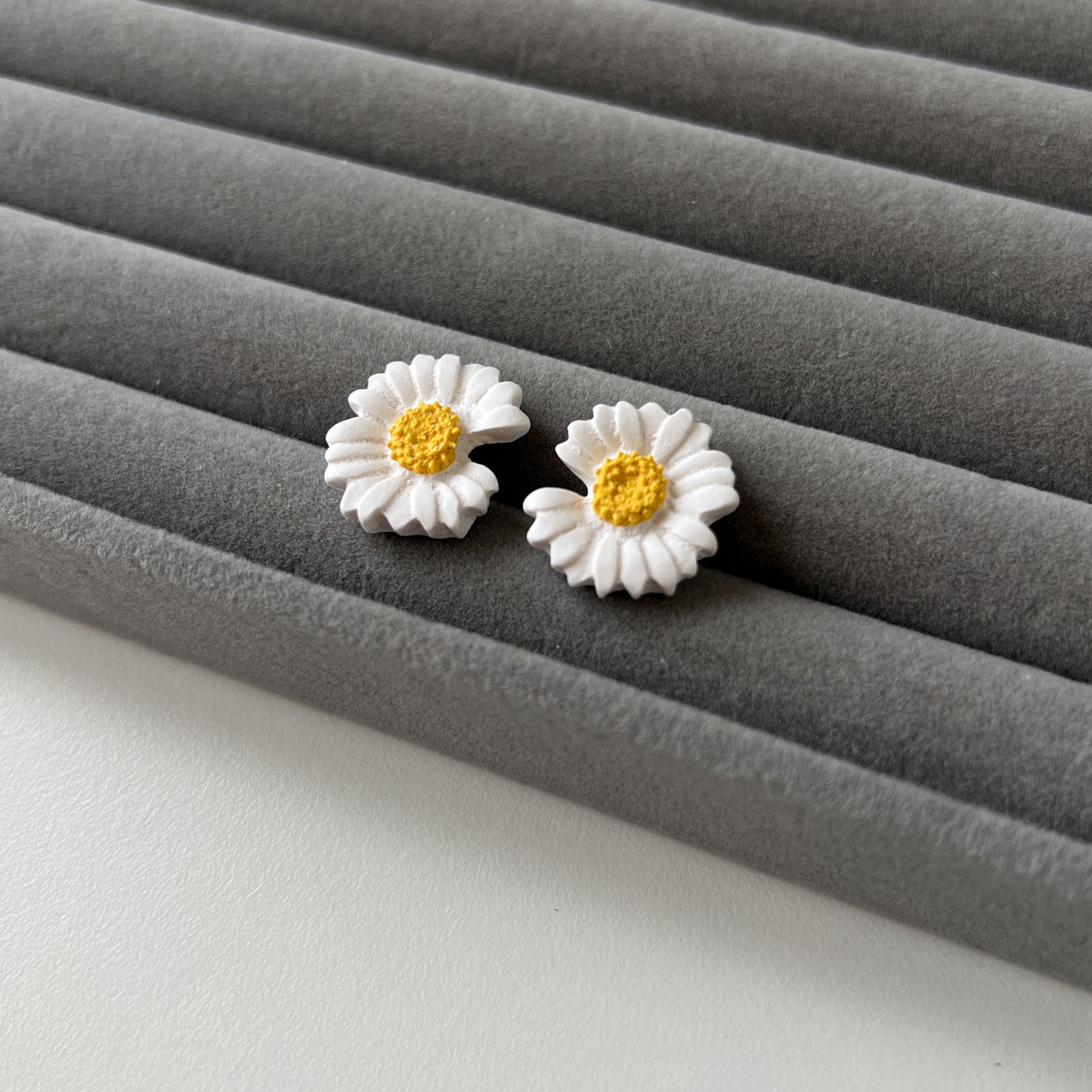 Stud earrings | Daisies_midi