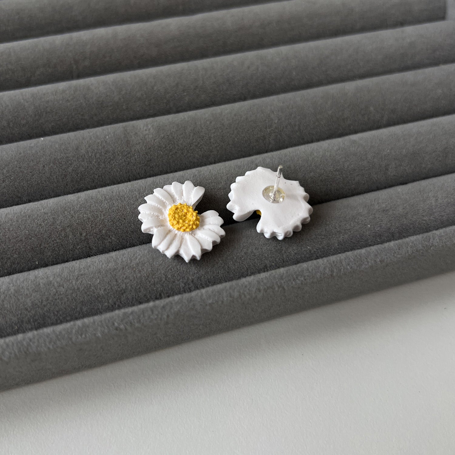 Stud earrings | Daisies_midi