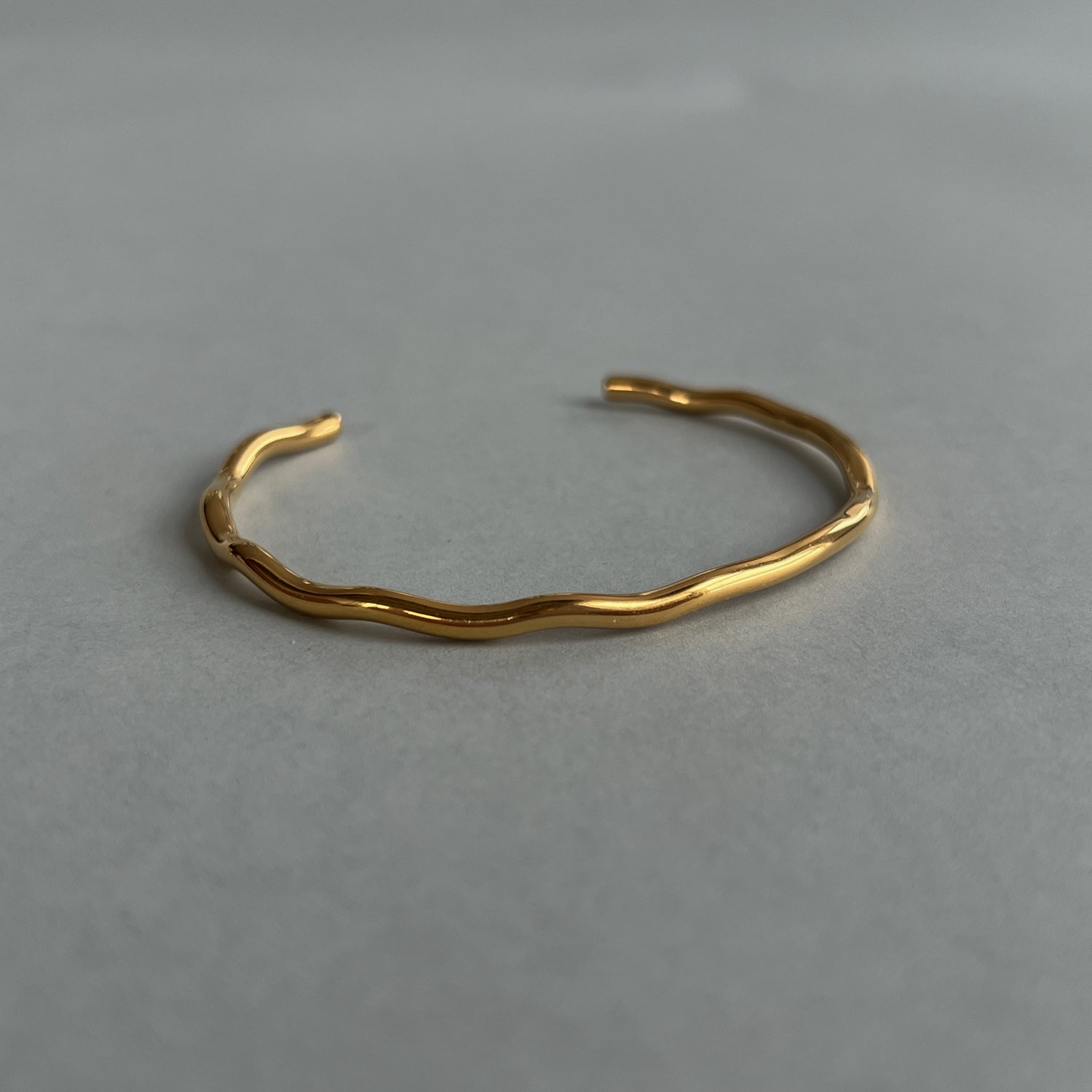 Minimalistic open bracelet