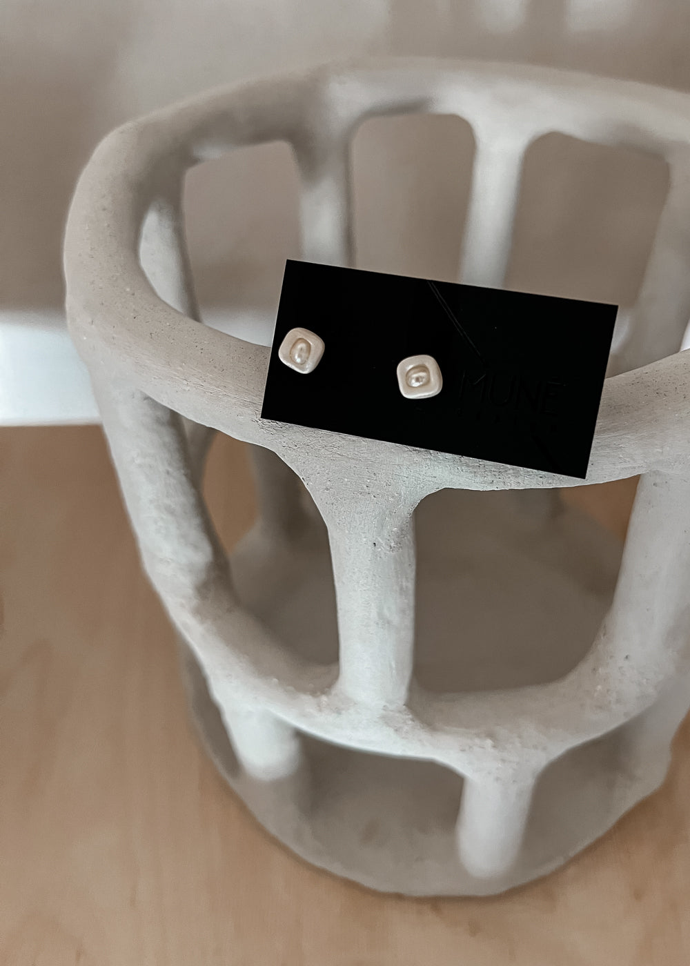 Hand shaped stud earrings | Perla light