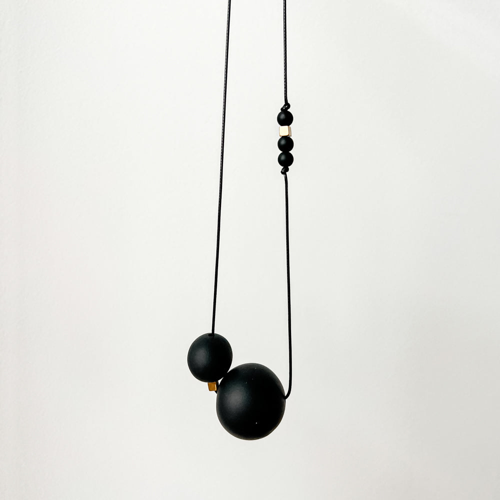 Necklace - Oo_black
