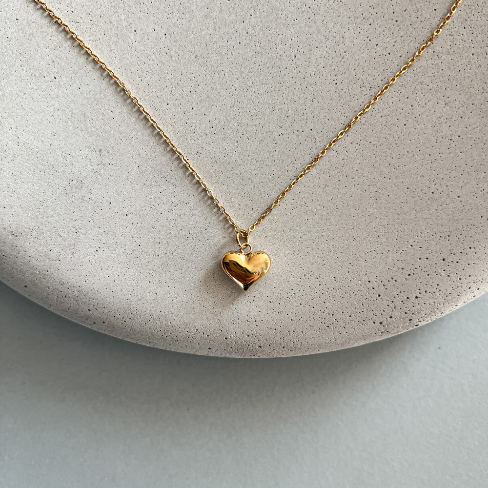 Minimalistic chain necklace with a heart pendant