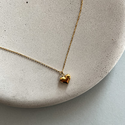 Minimalistic chain necklace with a heart pendant