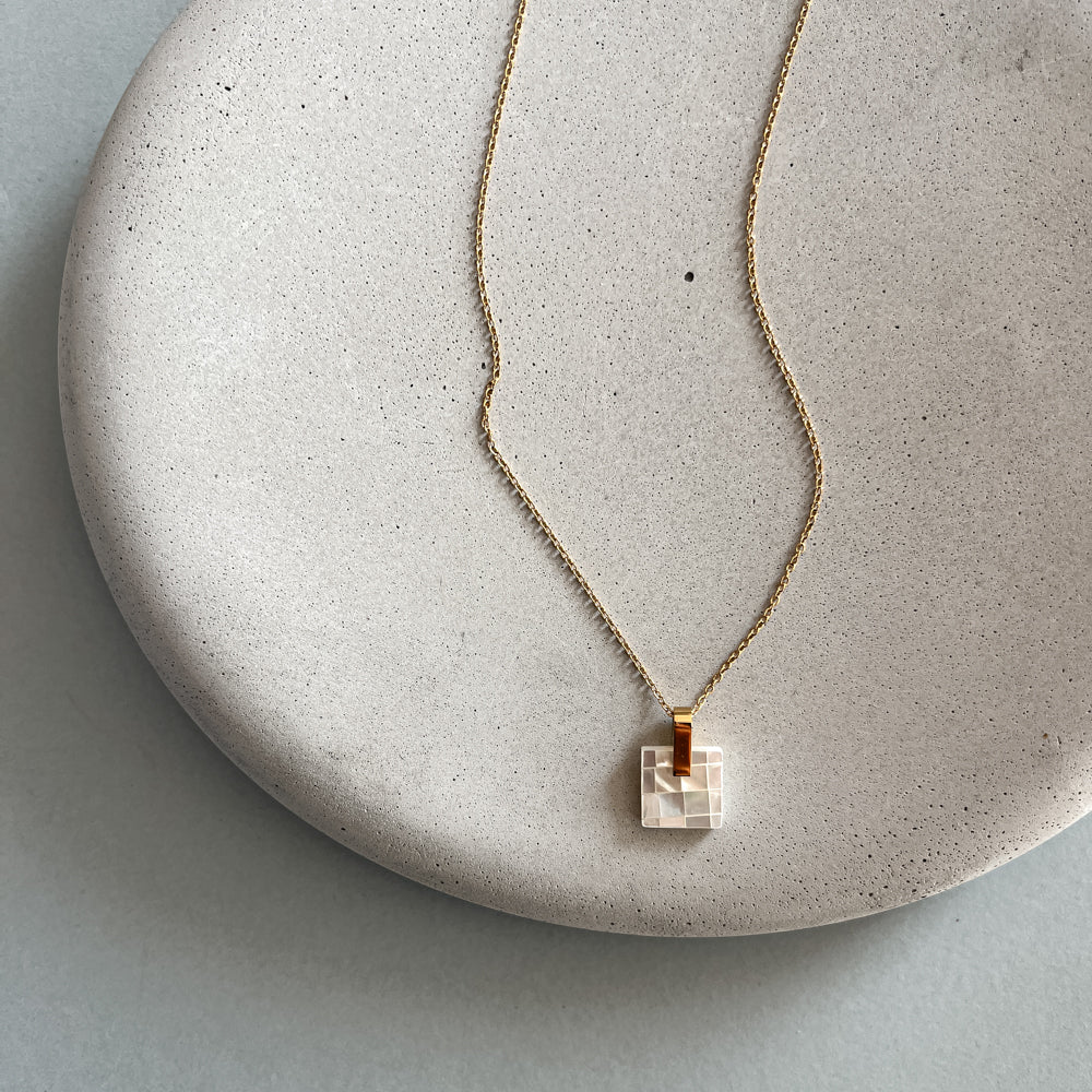 Minimalistic chain necklace with a shell pendant