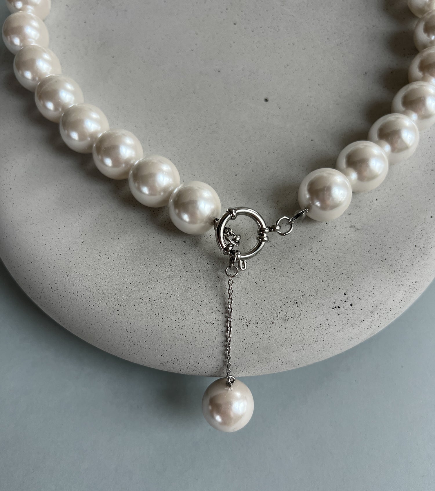 Oversize Pearl necklace