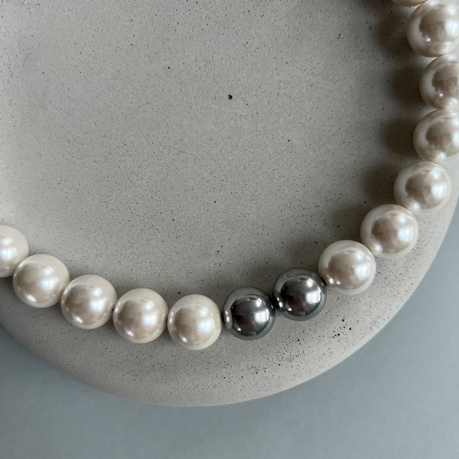 Oversize Pearl necklace