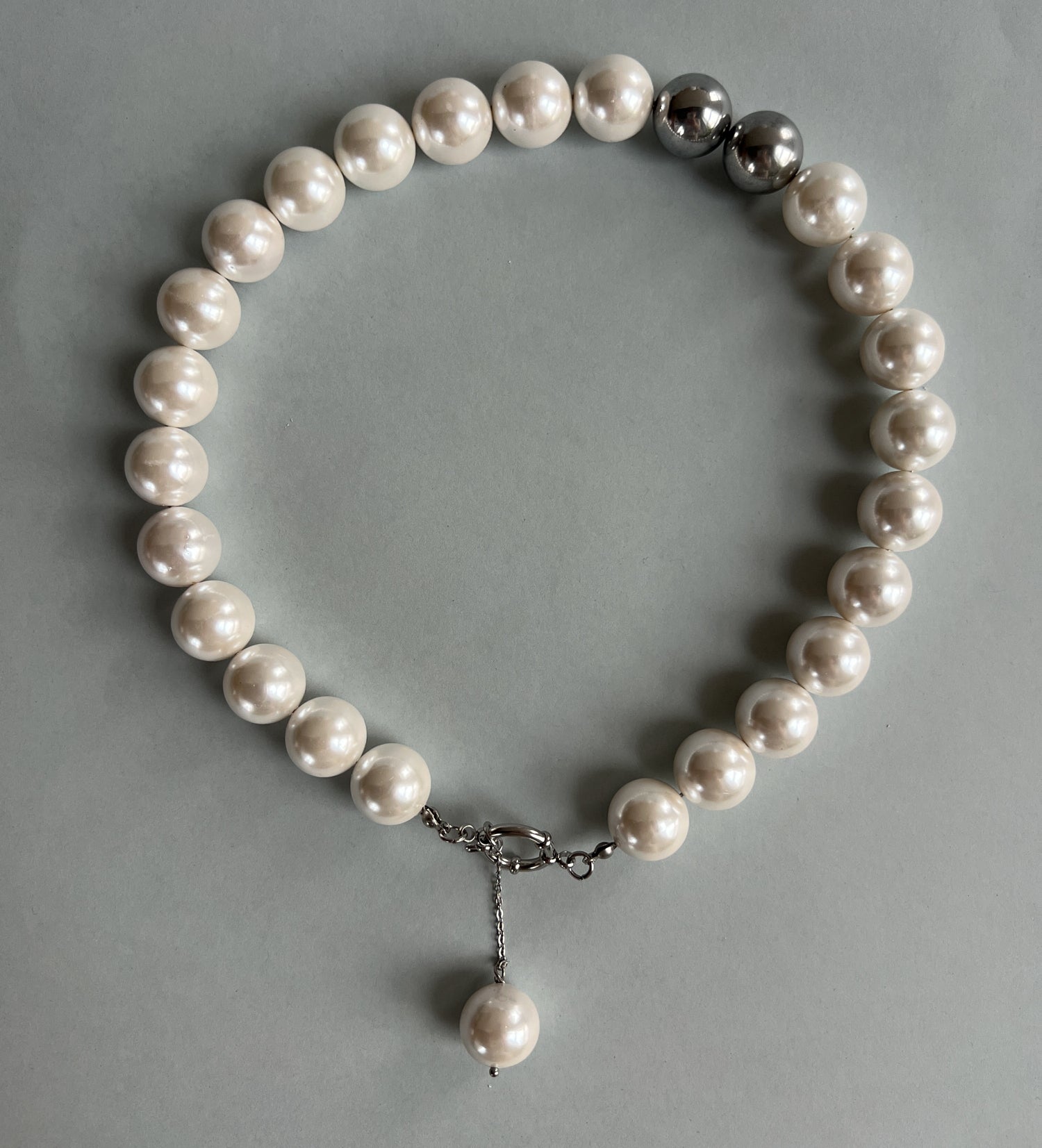 Oversize Pearl necklace