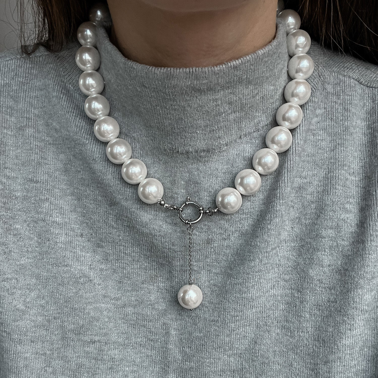 Oversize Pearl necklace