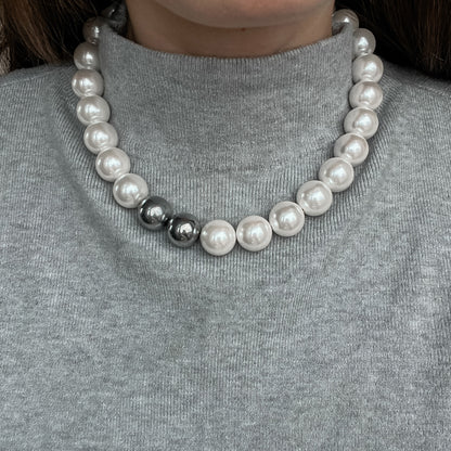 Oversize Pearl necklace