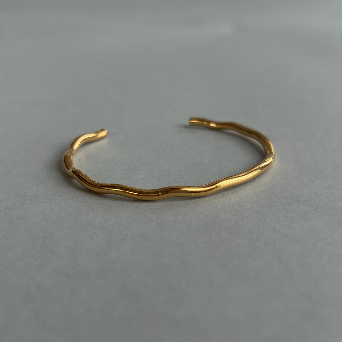 Minimalistic open bracelet