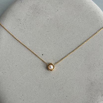 Minimalistic chain necklace with pearl