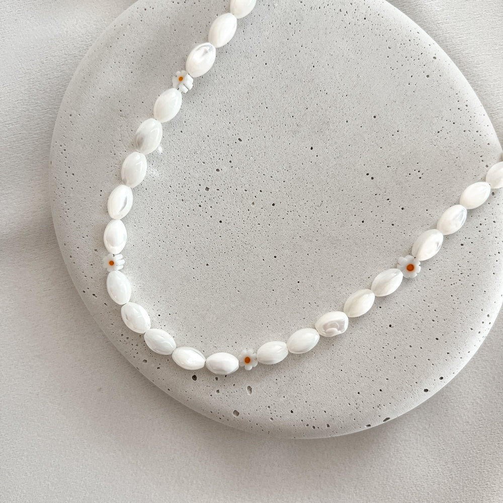 Sea shell necklace with daisies