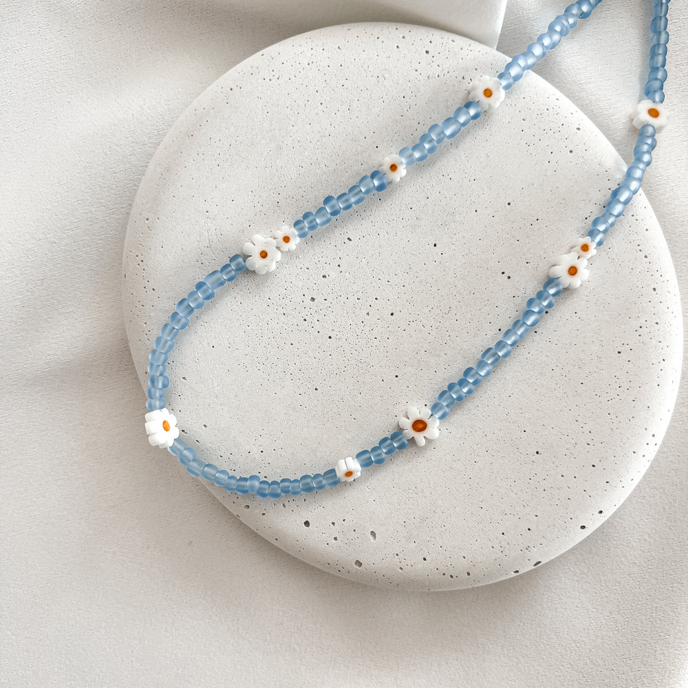 Blue necklace with daisies