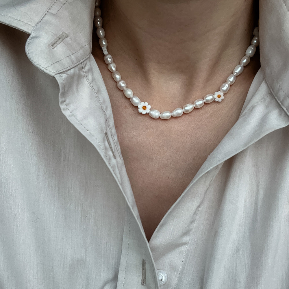 Pearl necklace with daisies