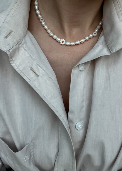 Pearl necklace with daisies