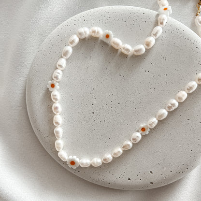 Pearl necklace with daisies