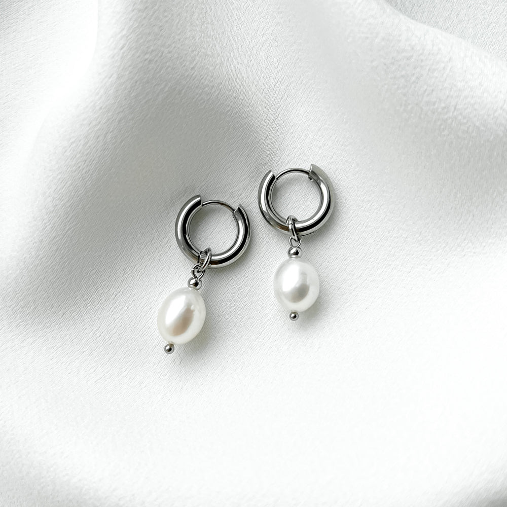 Stainless steel hoop earrings with pearls