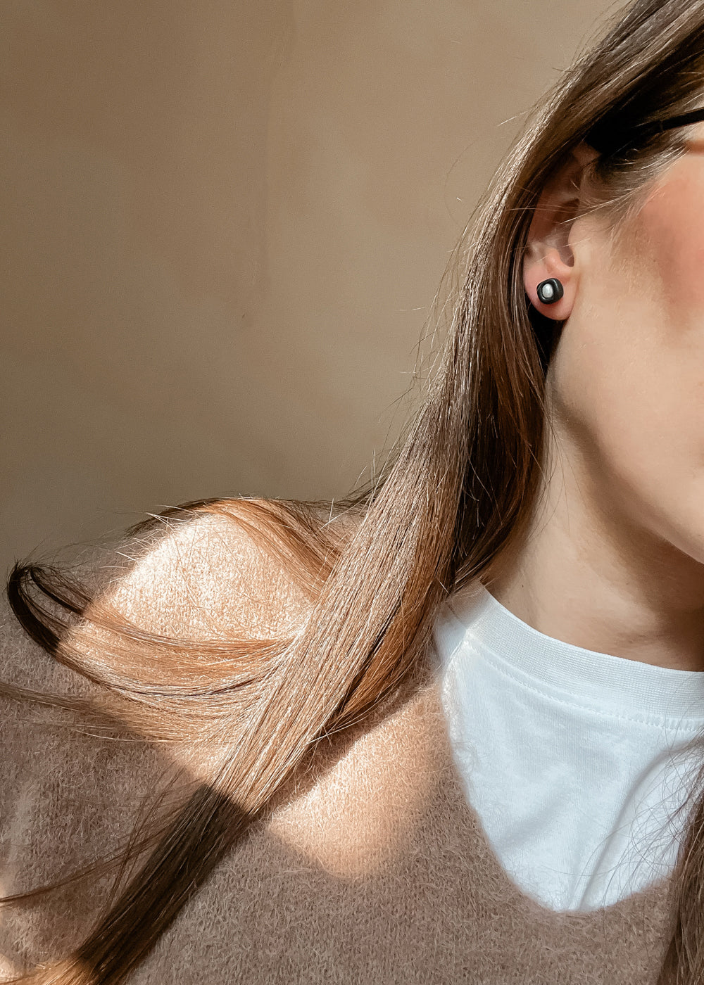 Hand shaped stud earrings | Perla black