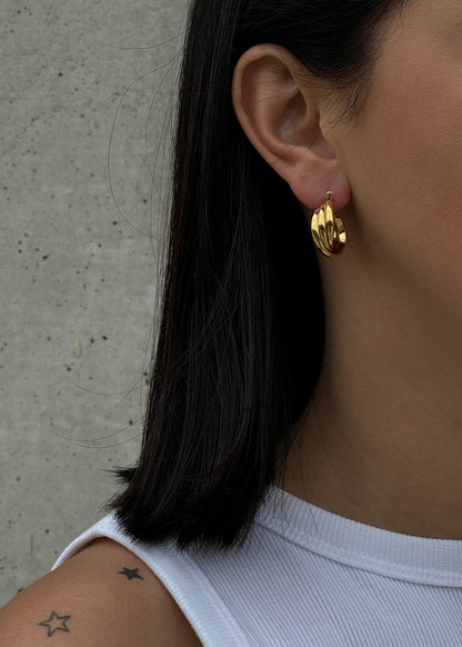 Gold colour twisted hoop earrings (22 mm)