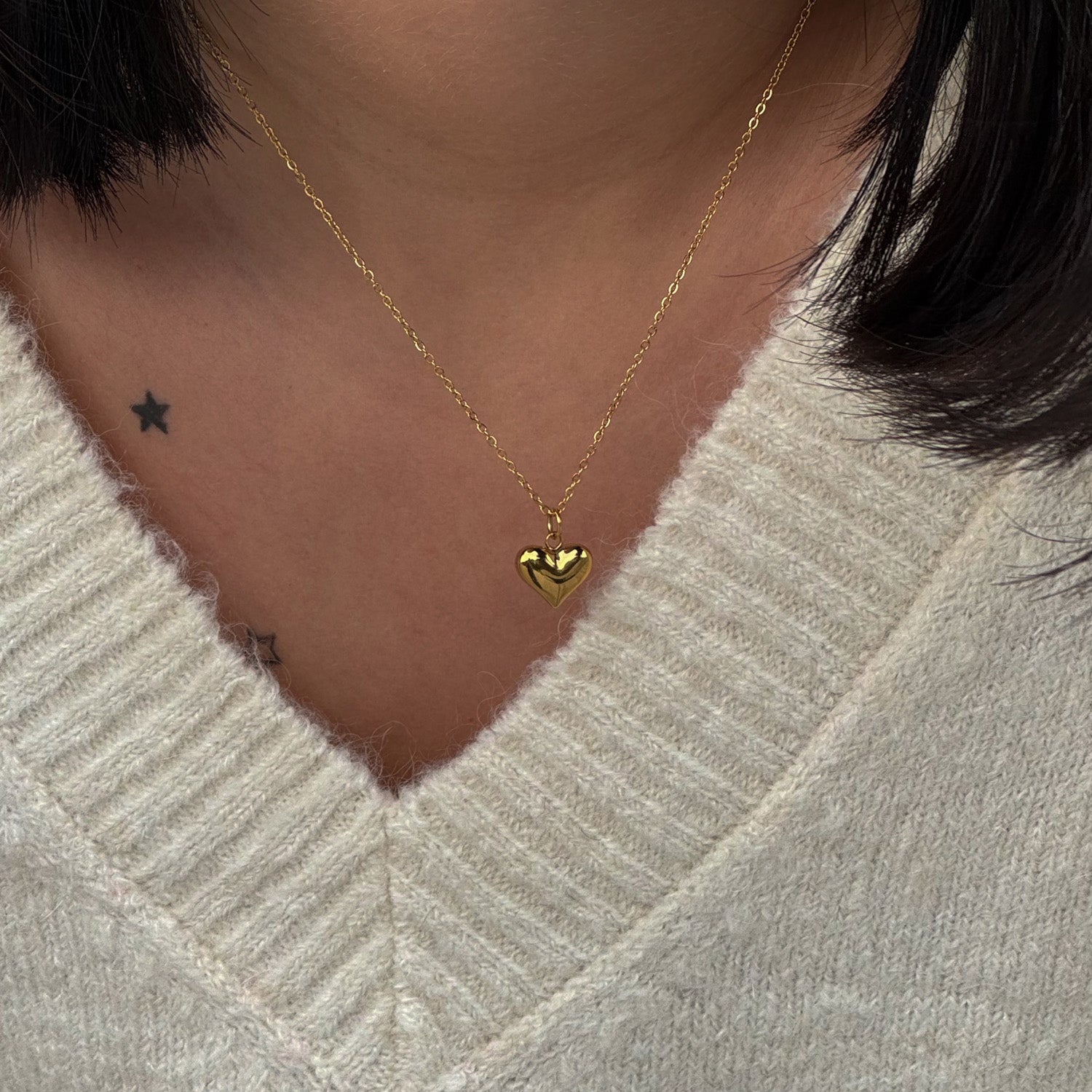 Minimalistic chain necklace with a heart pendant