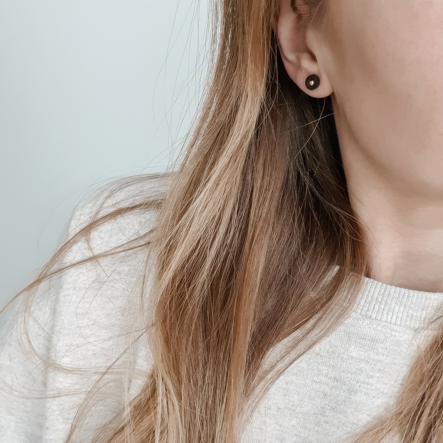 Hand shaped stud earrings | Unita_matte